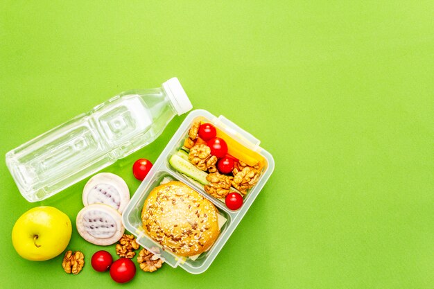 School lunchbox. Terug naar school concept