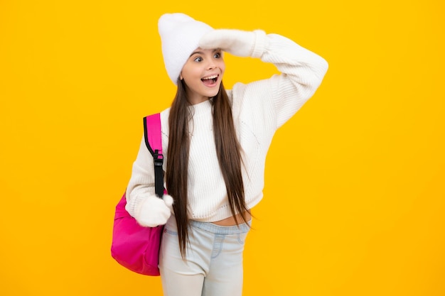 School meisje tiener kind student met rugzak en waarschuwen hoed geïsoleerde achtergrond Leren en kennis onderwijs concept