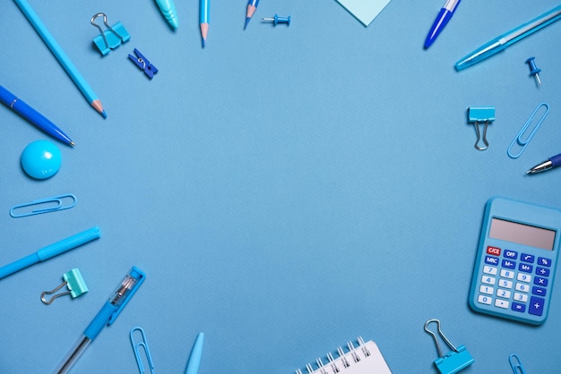 School objecten kantoorbenodigdheden tools en accessoires geïsoleerd op blauw