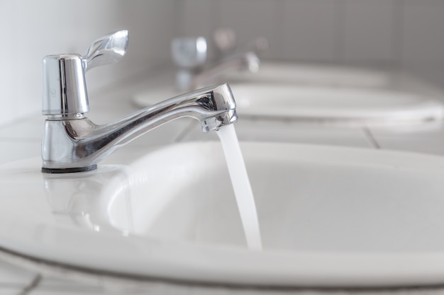 Rubinetti dell'acqua del bagno della scuola