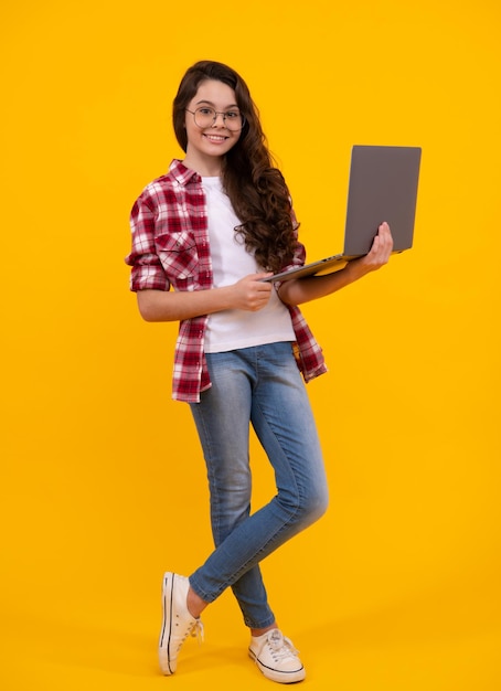 Школьник с ноутбуком Электронное обучение и онлайн-образование Девушка-подросток в интернет-видеочате