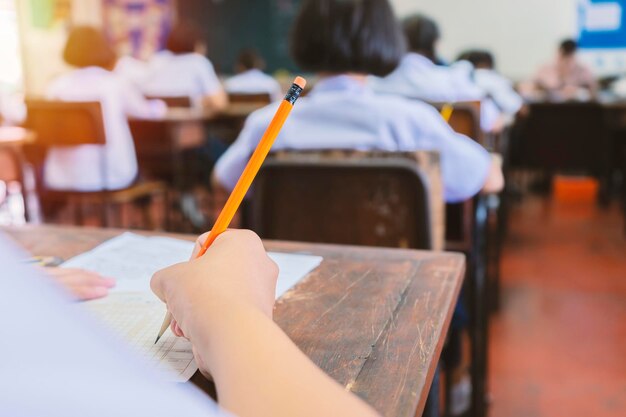 写真 学校の生徒が授業で試験を書き返す教育と識字教育と