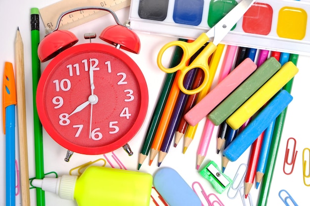 Foto materiale scolastico e preparazione della cancelleria per l'anno scolastico