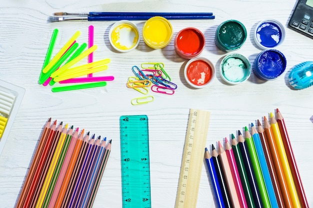 Materiale scolastico su uno sfondo bianco