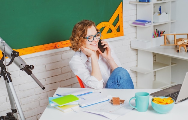 Insegnante di scuola che parla sullo studio dello smartphone e tutor del concetto di educazione all'apprendimento in classe