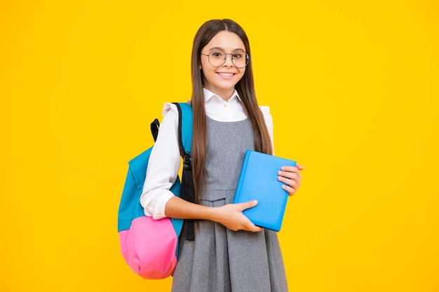 本とコピーブックを持つ学校の10代の女の子ティーンエイジャーの女子高生学生は背景を分離しました学習と知識行く勉強教育の概念