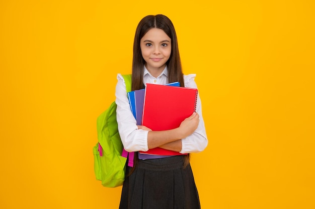 School tiener kind meisje 12 13 14 jaar oud met schooltas boek en schrift Tiener schoolmeisje