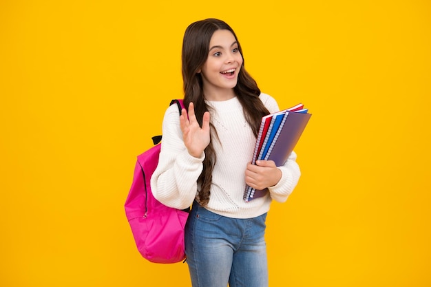 School tiener kind meisje met boek en beurt Tiener student geïsoleerde achtergrond Leren en kennis Ga studeren Onderwijs concept Blij gezicht positieve en lachende emoties