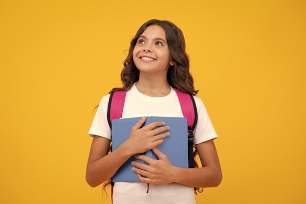 School tiener kind meisje met school rugzak houd boek en beurt Tiener student geïsoleerde achtergrond Leren en kennis Ga studeren