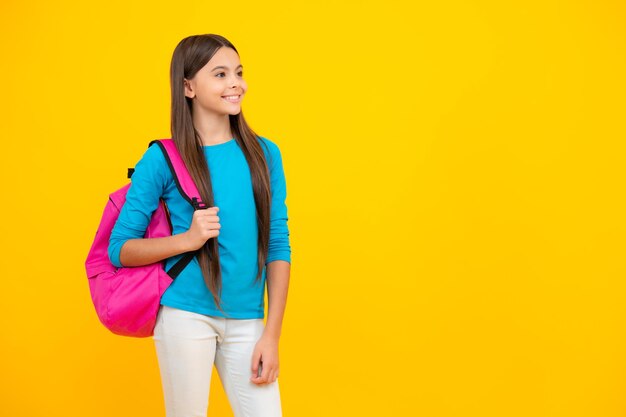 School tiener met rugzak Tiener student geïsoleerde achtergrond Leren en kennis Ga studeren Onderwijs concept Gelukkig tiener portret Lachend meisje