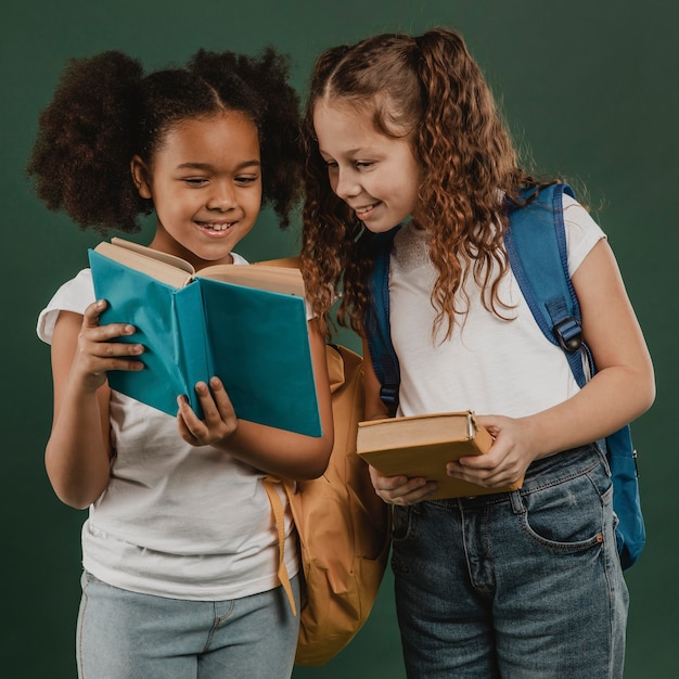 Foto school vrouwelijke collega's lezen