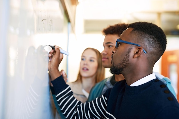 School whiteboard en leraar met student schrijven voor wiskunde les leren en tutoring Onderwijs universiteit en mensen onderwijzen met vergelijking voor kennis toewijzing en studie op de universiteit