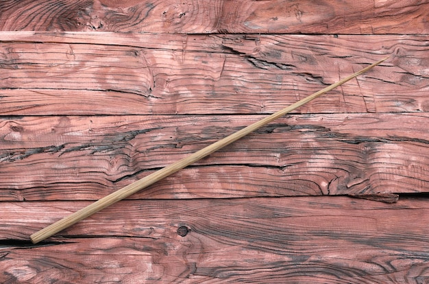 Foto puntatore di legno della scuola su un tavolo di legno