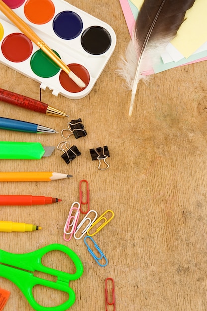 Schoolaccessoires op houten tafel