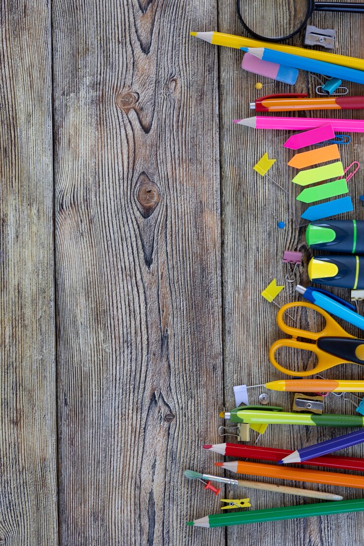 Schoolartikelen op houten planken