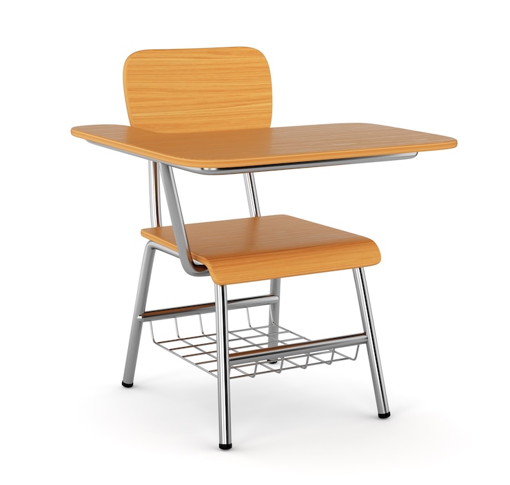 Foto schoolbank met stoel die op witte achtergrond wordt geïsoleerd