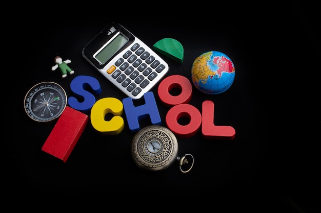 Schoolbelettering met kleurrijke houten letters