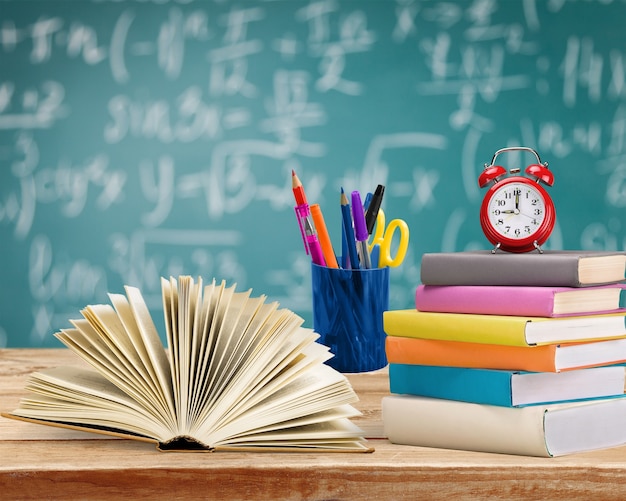 Schoolbenodigdheden - boeken en potloden geïsoleerd op background