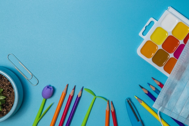 Schoolbenodigdheden Bovenaanzicht op een blauwe achtergrond met kopie ruimte Terug naar school-concept
