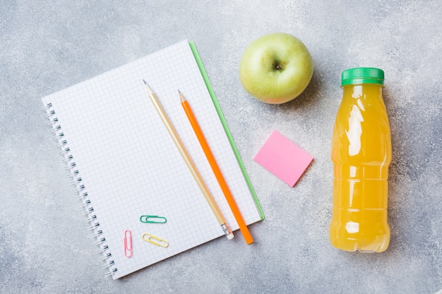 Schoolbenodigdheden en ontbijtcrackers, jus d&#39;orange en verse appel