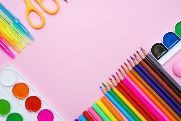 Schoolbenodigdheden kleurpotloden aquarelverf pennen liniaal en schaar