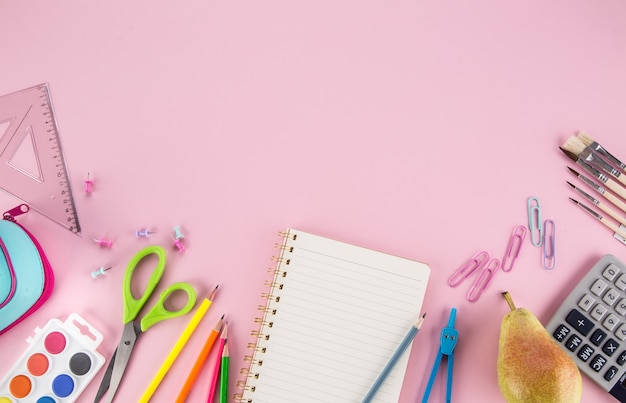 Schoolbenodigdheden met kopie ruimte op roze achtergrond.