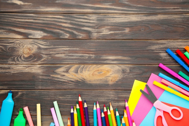 Schoolbenodigdheden op bruin houten