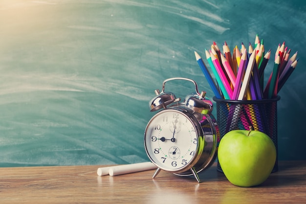 Schoolbenodigdheden op de achtergrond van het schoolbestuur