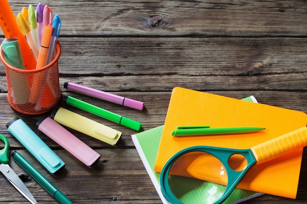 Foto schoolbenodigdheden op donkere oude houten