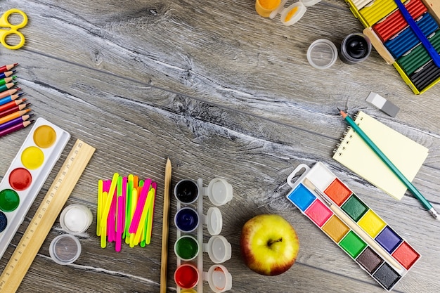 Foto schoolbenodigdheden op een grijze achtergrond