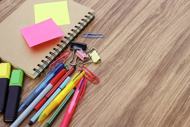 Schoolbenodigdheden op een houten tafel met ruimte voor tekst