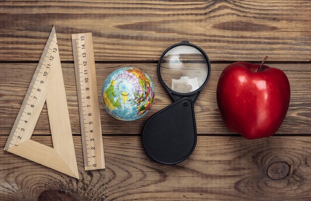 Schoolbenodigdheden op een houten tafel. Terug naar school