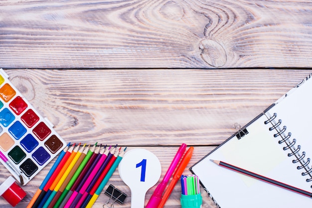 Schoolbenodigdheden op een houten tafel