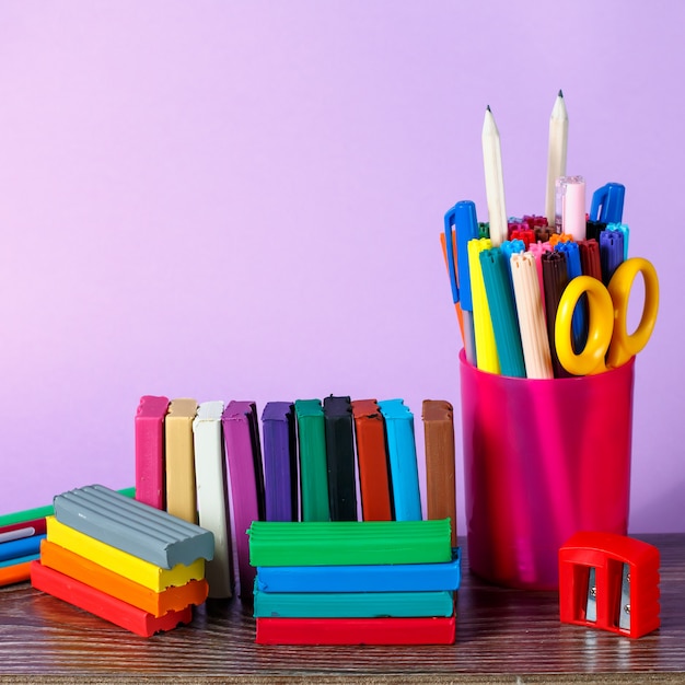 Schoolbenodigdheden op een pastel achtergrond