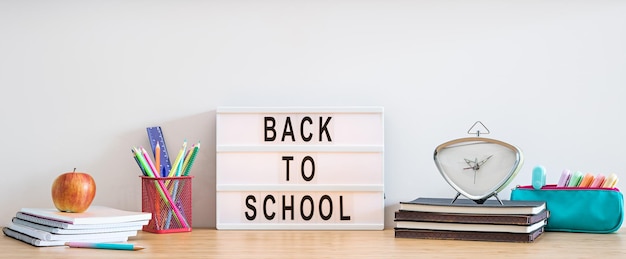 Schoolbenodigdheden op het bureau terug naar schoolconcept