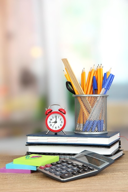 Schoolbenodigdheden op houten tafel