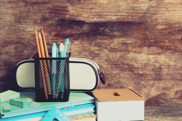 Foto schoolbenodigdheden op oude houten tafel van dichtbij