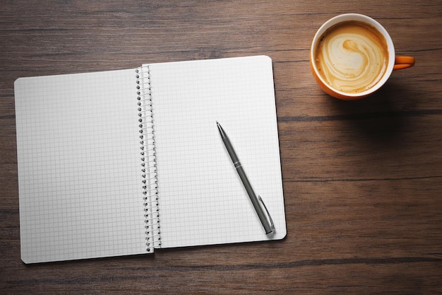 Schoolboek met koffie op tafel.