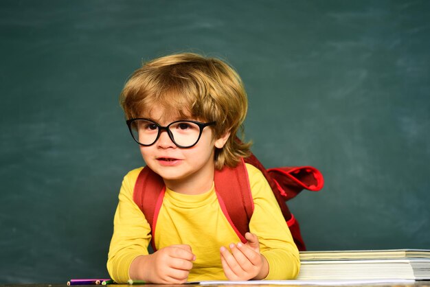 Schoolbord achtergrond kopie ruimte gelukkig school kinderen thuisonderwijs onderwijsproces elementaire sc...