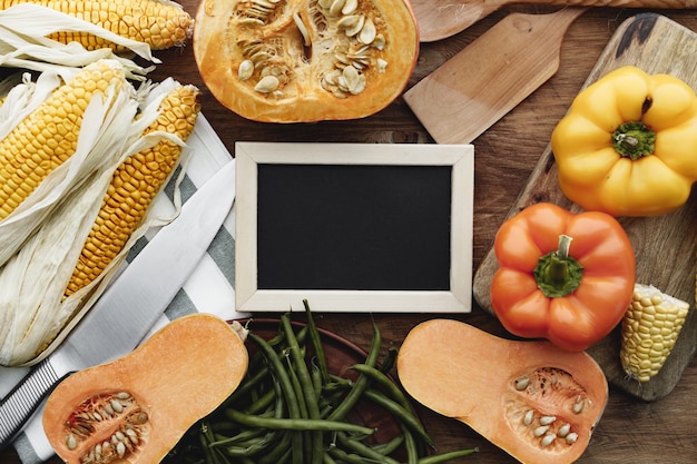 Schoolbord in houten frame met herfst seizoensgroente