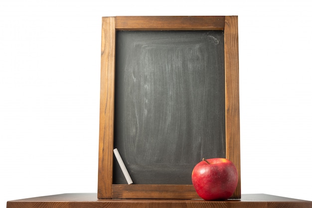 Schoolbord, krijt en appel op tafel. Terug naar school