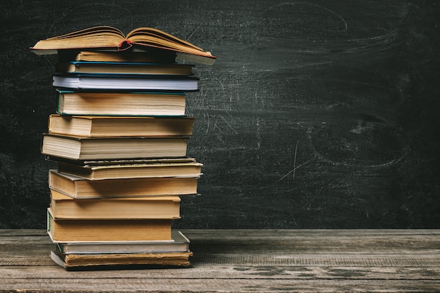 Schoolbord met stapel boeken