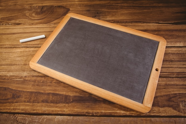 Foto schoolbord op tafel met kopie ruimte