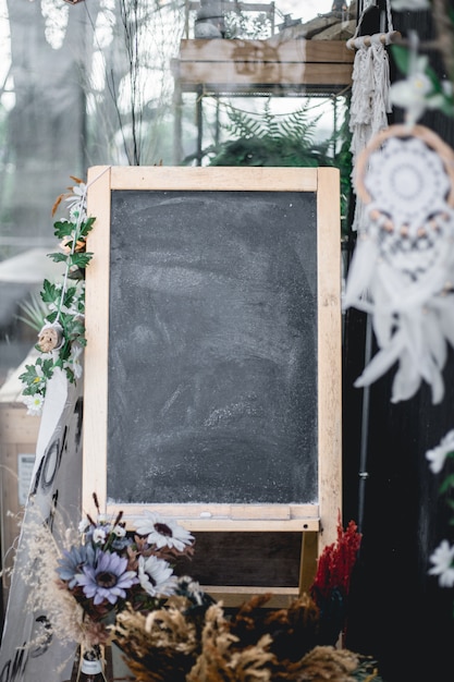 Schoolbord voor het café met versierde bloemen