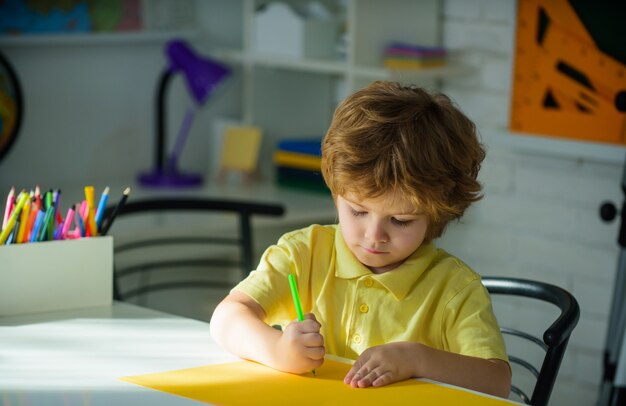 男子生徒。学校に戻る。宿題。レッスン。学校の科目。化学。教育の概念。オタク。小学校。小学校。