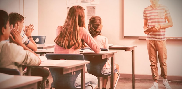 Photo schoolboy giving presentation in classroom