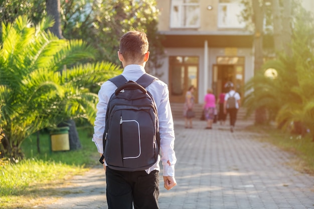 写真 制服を着た男子生徒は学校、教育に行きます。