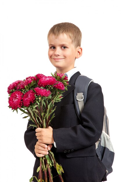 バッグパックと分離された花を持つ少年