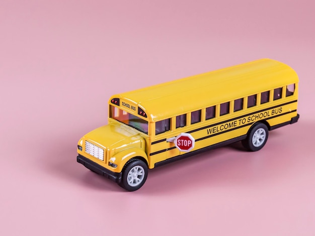 Schoolbus geïsoleerd op roze