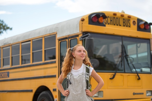 Schoolbus: mooie instapbus voor tienerstudenten voor school. Thuis onderwijs.